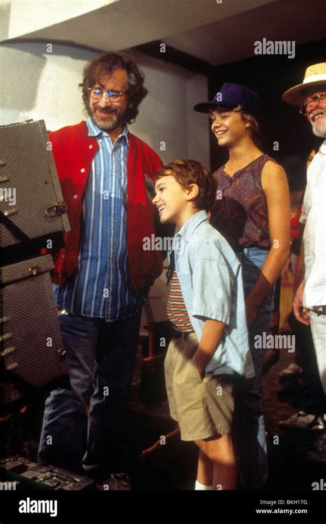 ariana richards|Ariana Richards, Joseph Mazzello, Sam Neil, Stephen Spielberg。